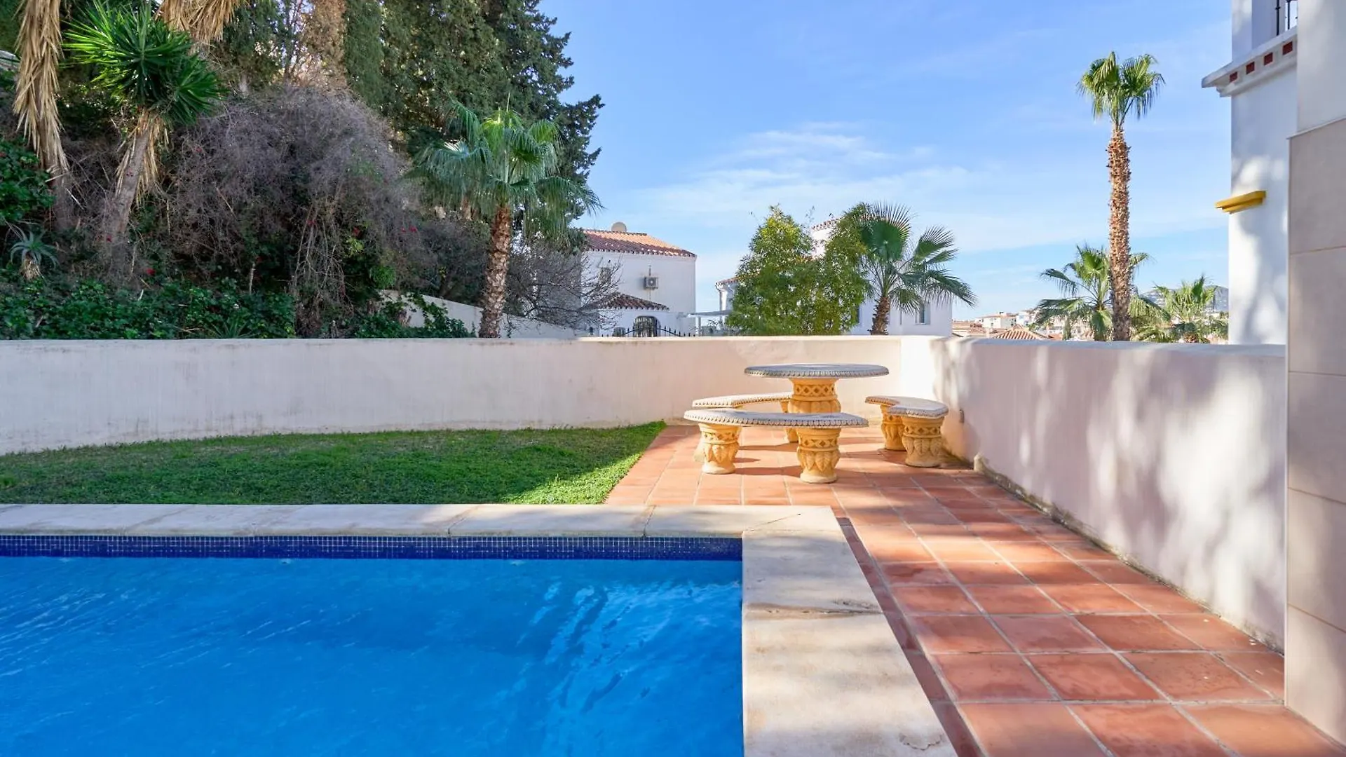 Casa Rosa Burriana Beach Nerja